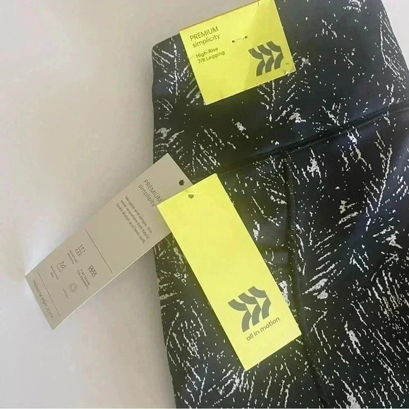 NWT All in Motion High Rise 7/8 Legging Black & White Patterned Size Small - Picture 3 of 8